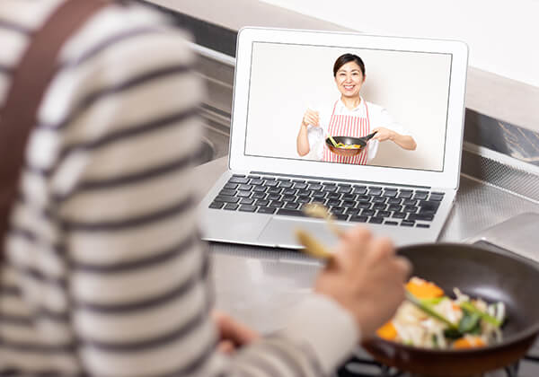 オンライン料理教室のイメージ画像が表示されています。