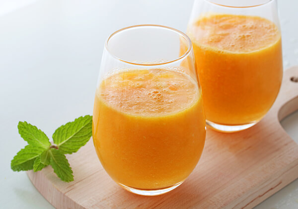 果汁100％のストレートジュース製造のイメージ画像が表示されています。