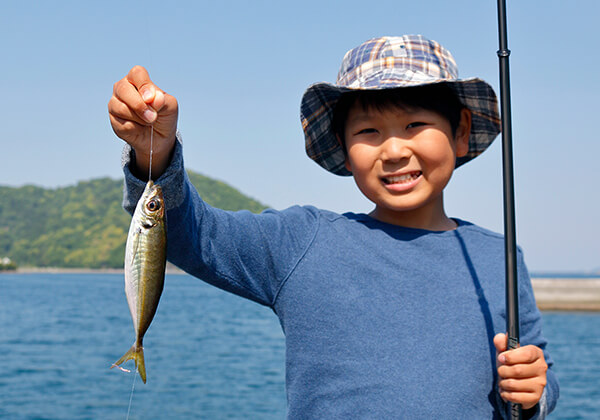 家族で楽しめる釣りアクティビティのイメージ画像が表示されています。